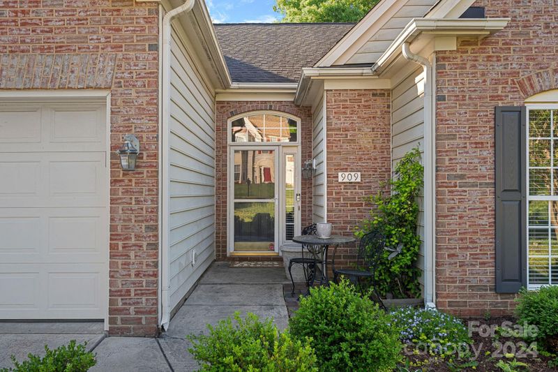 909 Clearbrook Rd, Matthews, NC 28105