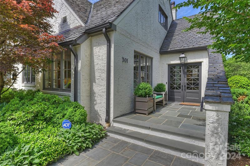 301 Ridgewood Ave, Charlotte, NC 28209