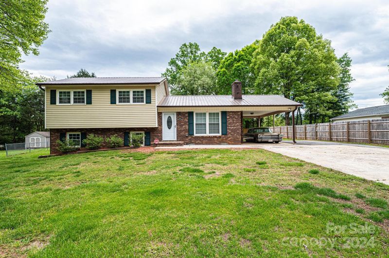 1661 Tanglewood Dr, Hickory, NC 28601