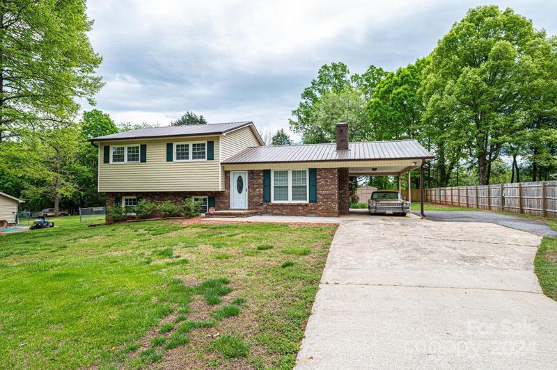 1661 Tanglewood Dr, Hickory, NC 28601