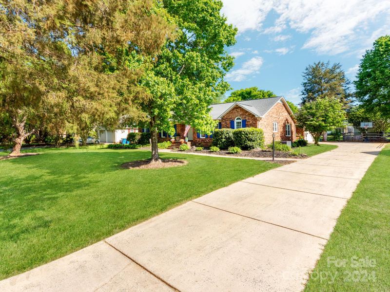 2242 Jon Chris Dr, Harrisburg, NC 28075