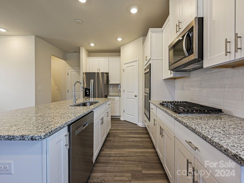410 Cedar Knoll Cir, Pineville, NC 28134