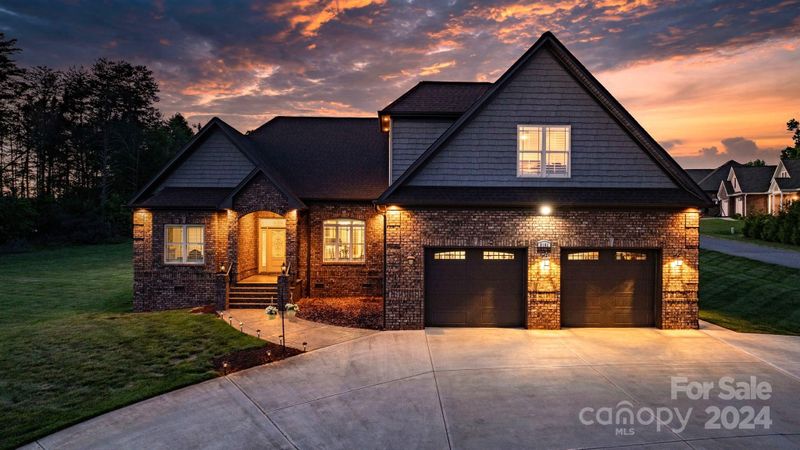 5160 Meadow Park Ln, Hickory, NC 28602
