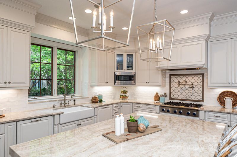 1611 Shadow Forest Dr, Matthews, NC 28105