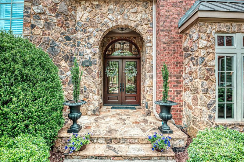 1611 Shadow Forest Dr, Matthews, NC 28105