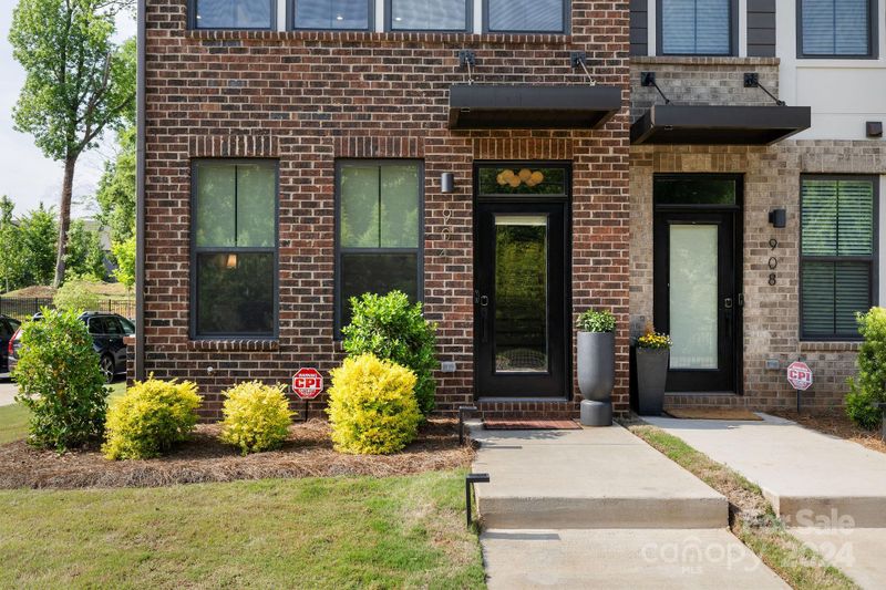 904 Broad River Ln, Charlotte, NC 28211
