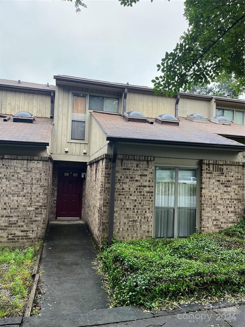 8019 Charter Oak Ln, Charlotte, NC 28226