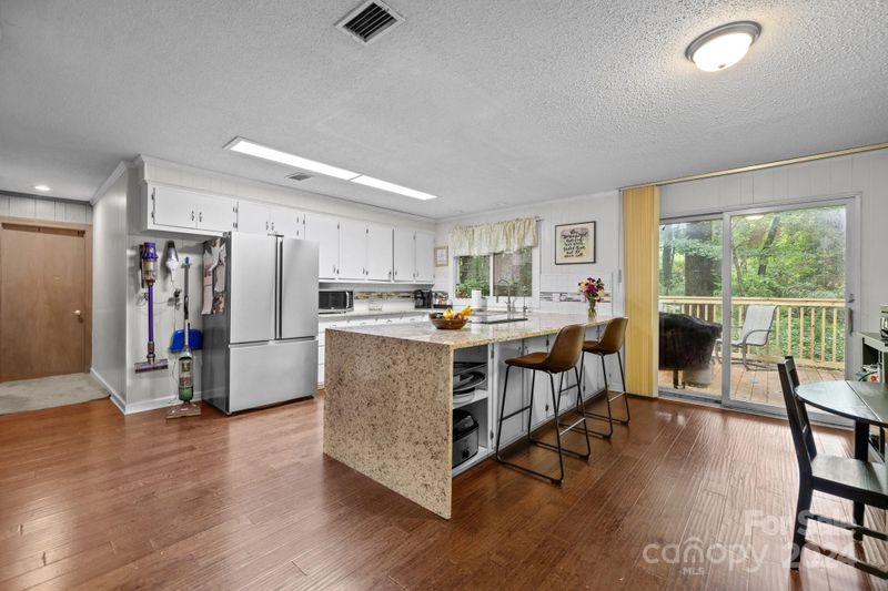 8040 Cedarbrook Dr, Charlotte, NC 28215