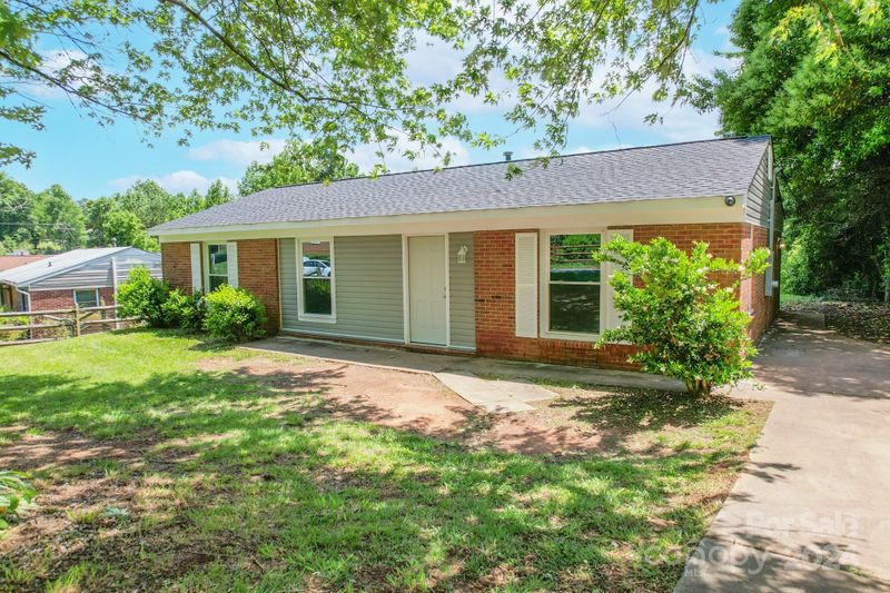 511 Milan Rd E, Charlotte, NC 28216