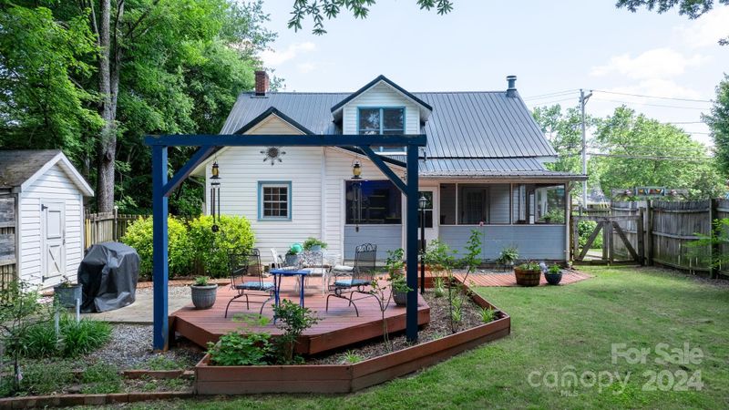 604 E 20th St, Newton, NC 28658