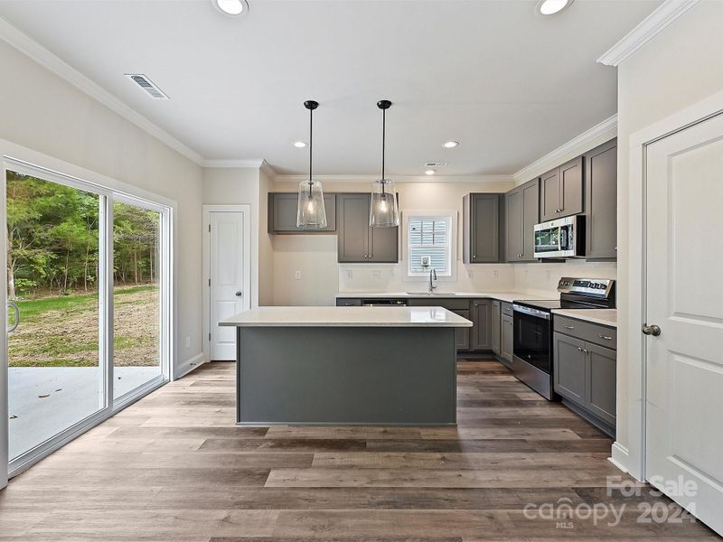 1246 Lundy Ln, Charlotte, NC 28214
