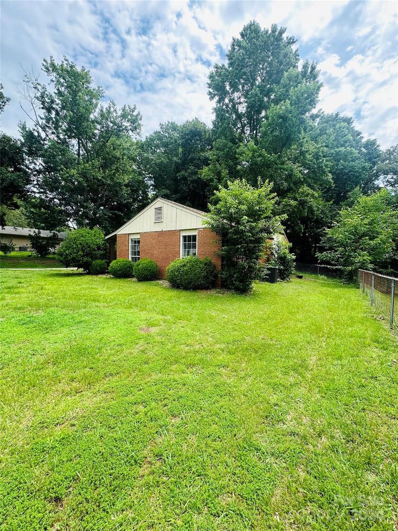 6406 Farmstead Dr #110, Charlotte, NC 28227