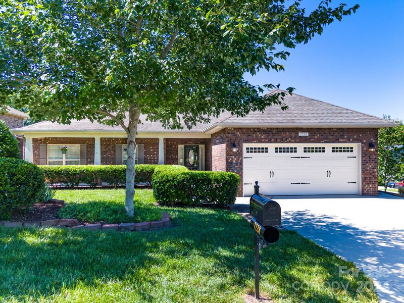 7228 Kenyon Dr, Denver, NC 28037