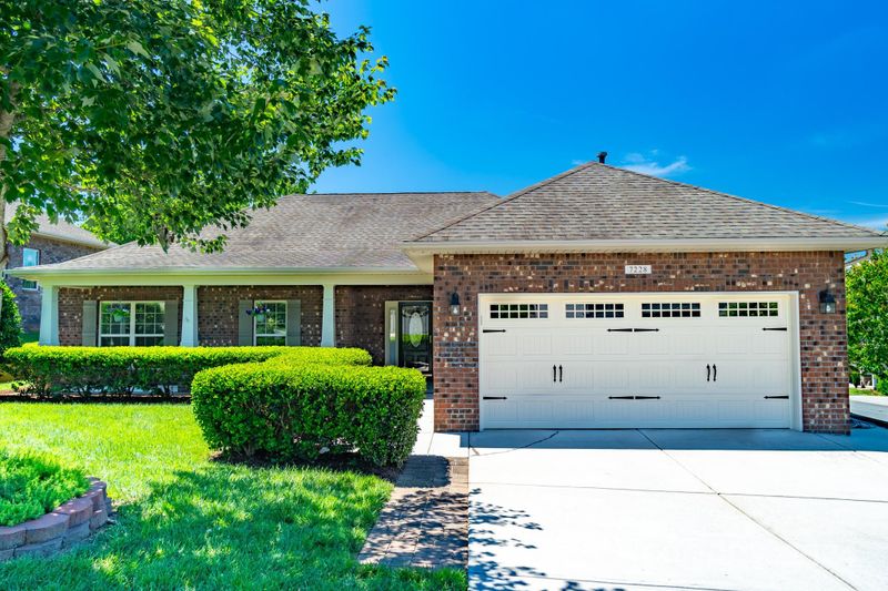 7228 Kenyon Dr, Denver, NC 28037