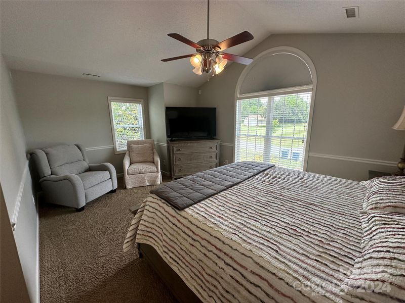 1833 Twin Ponds Dr, Hickory, NC 28602