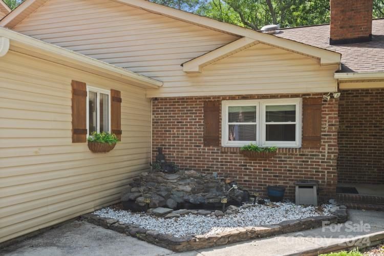 2805 Kingsburry Rd, Clover, SC 29710
