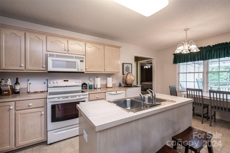 3811 River Rd, Hickory, NC 28602