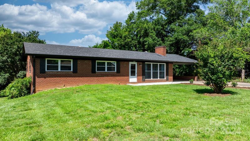 1230 2nd St SE, Hickory, NC 28602