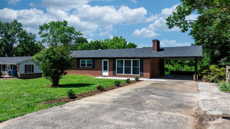 1230 2nd St SE, Hickory, NC 28602