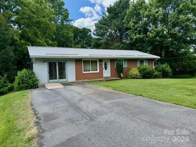 1655 Meadow Ln, Hickory, NC 28602