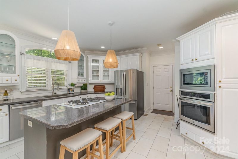 1305 Weddington Hills Dr, Matthews, NC 28104