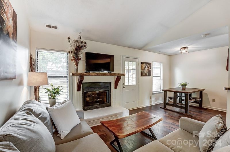6015 Hunters Crossing Ln, Charlotte, NC 28215