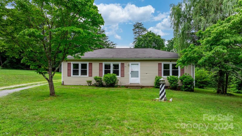 964 Village Cir, Hickory, NC 28602