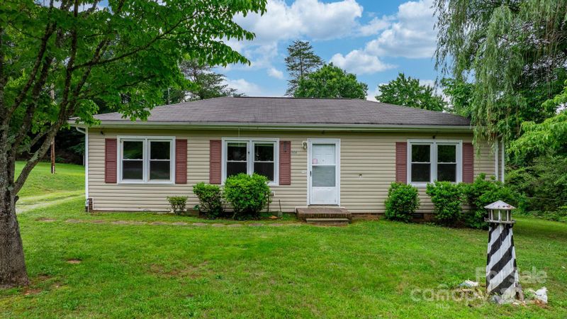 964 Village Cir, Hickory, NC 28602