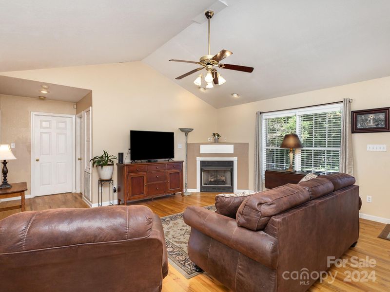 2161 Hunters Chase Dr, Hickory, NC 28601