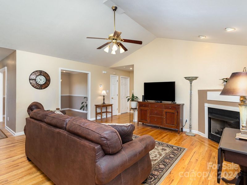 2161 Hunters Chase Dr, Hickory, NC 28601
