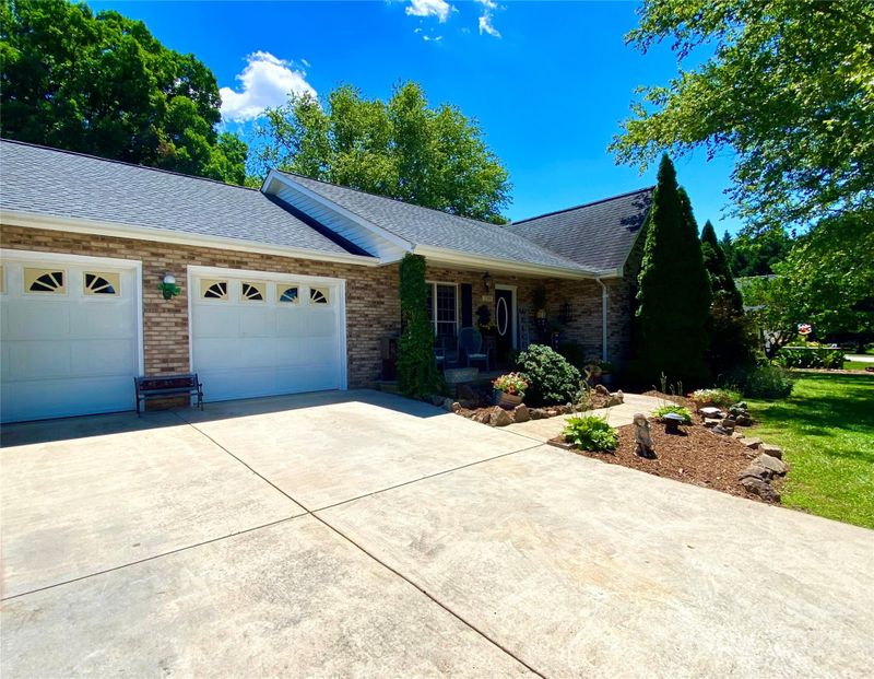 2391 Hounds Way, Hickory, NC 28601
