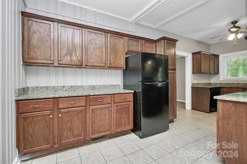 600 Caroline Ave, Lowell, NC 28098