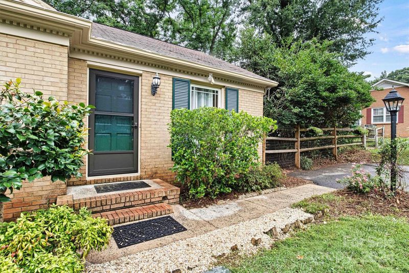 5325 Hollirose Dr, Charlotte, NC 28227
