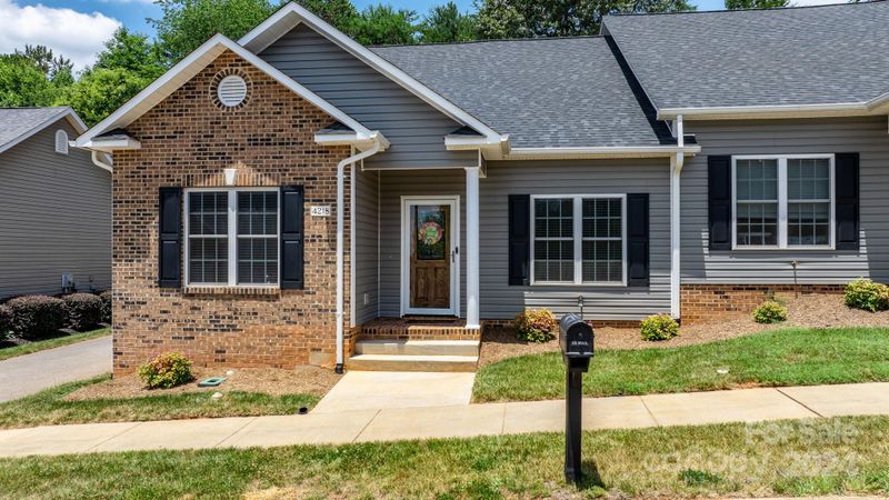 4218 Pickering Dr, Hickory, NC 28602