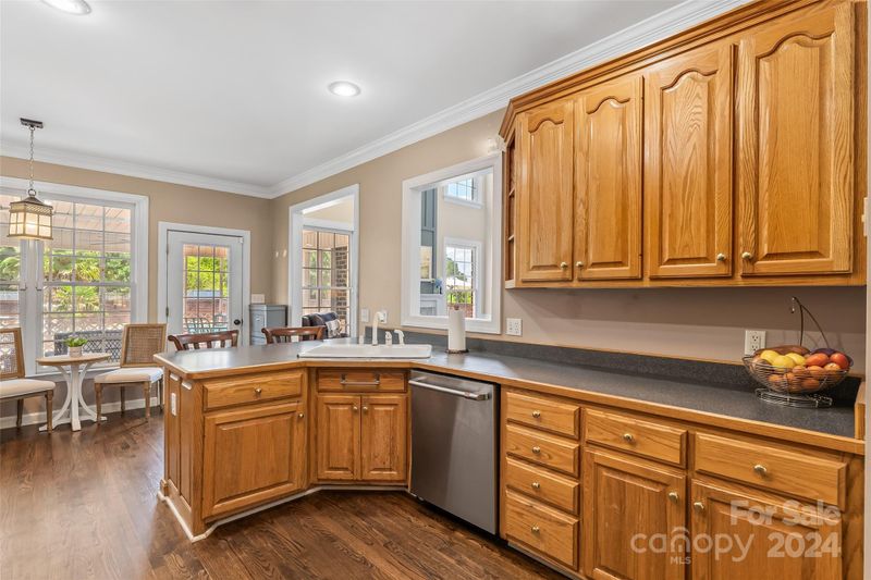 1094 James Farm Rd, Hickory, NC 28602