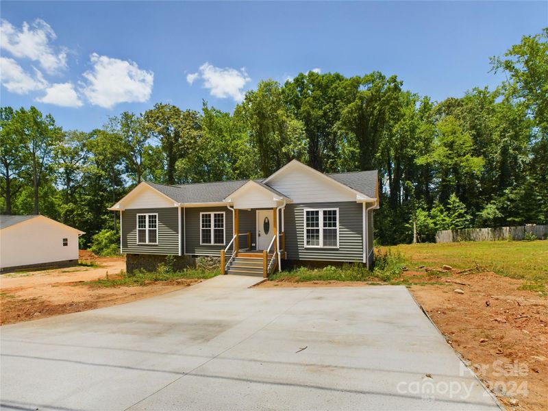 642 W 9th St, Newton, NC 28658