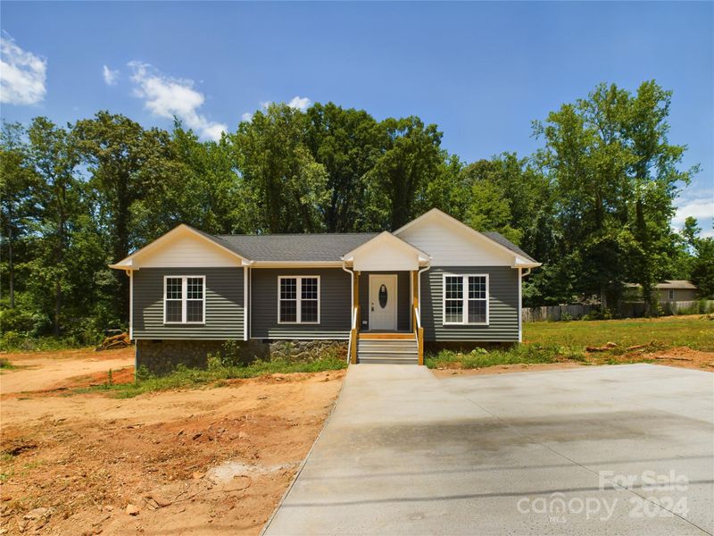 642 W 9th St, Newton, NC 28658
