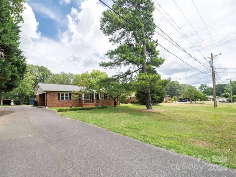 6520 Lynwood Dr, Concord, NC 28027