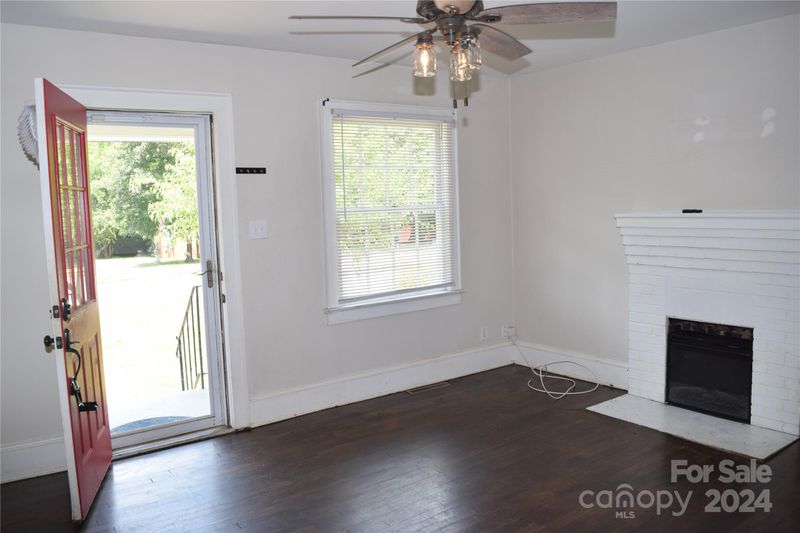135 S Ervin Ave, Newton, NC 28658