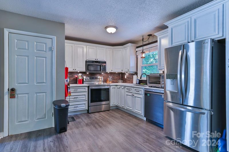 1669 Corral Dr, Hickory, NC 28602