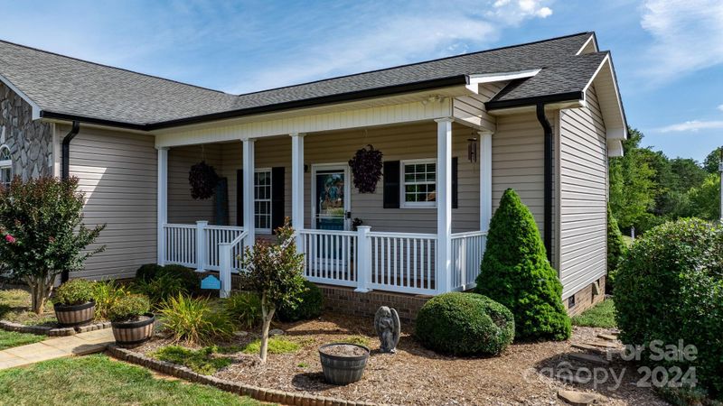 1179 Wandering Ln, Hickory, NC 28601
