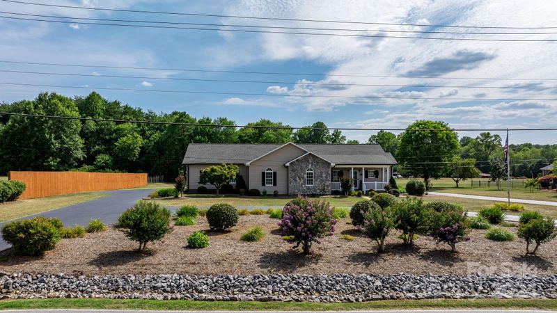 1179 Wandering Ln, Hickory, NC 28601