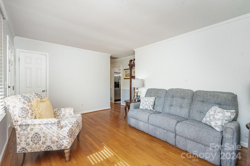 6308 Sunset Cir, Charlotte, NC 28216