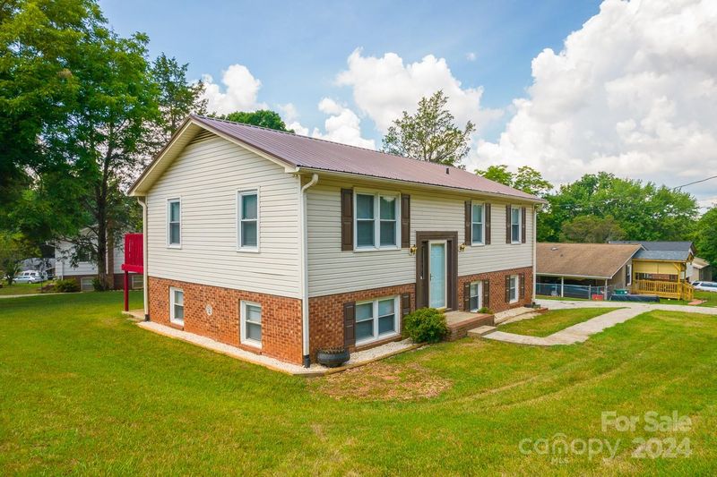 715 E 11th St, Newton, NC 28658