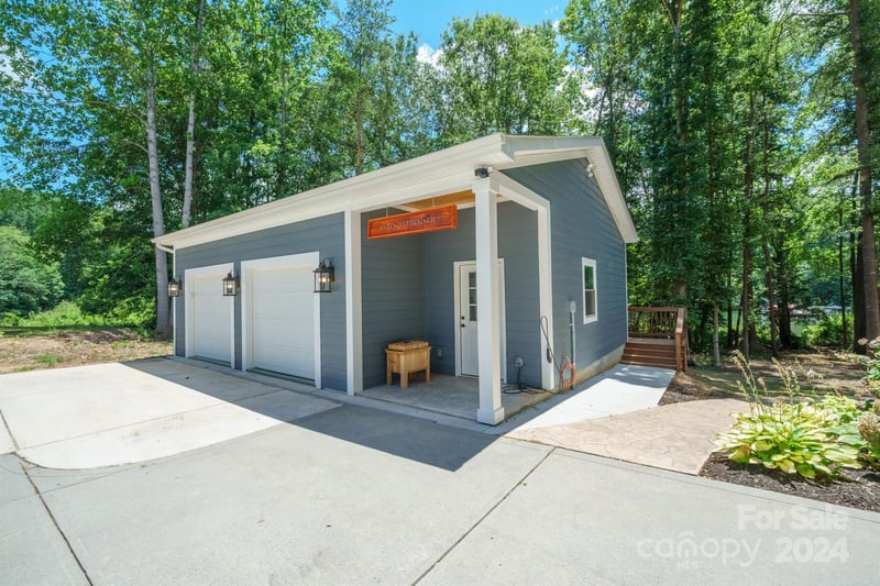 325 Silvercliff Dr, Mount Holly, NC 28120