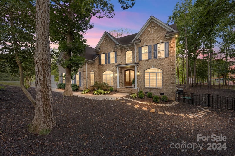 325 Silvercliff Dr, Mount Holly, NC 28120