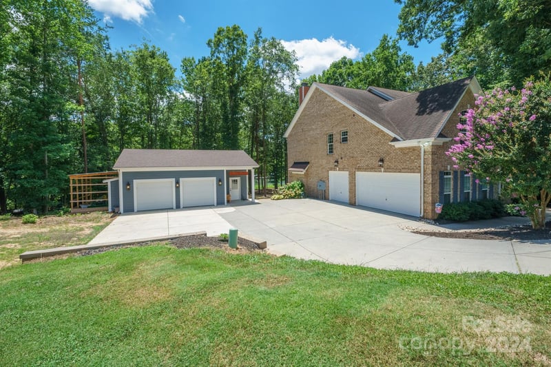325 Silvercliff Dr, Mount Holly, NC 28120