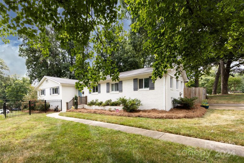 2300 Wensley Dr, Charlotte, NC 28210
