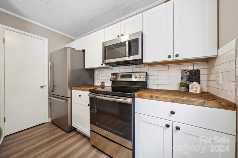 1056 Surry Ln, Gastonia, NC 28054