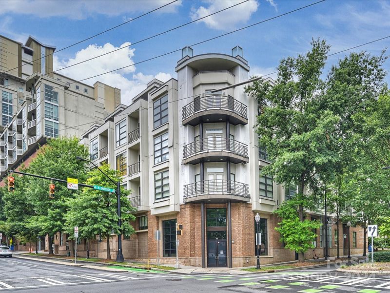 525 E 6th St #403, Charlotte, NC 28202